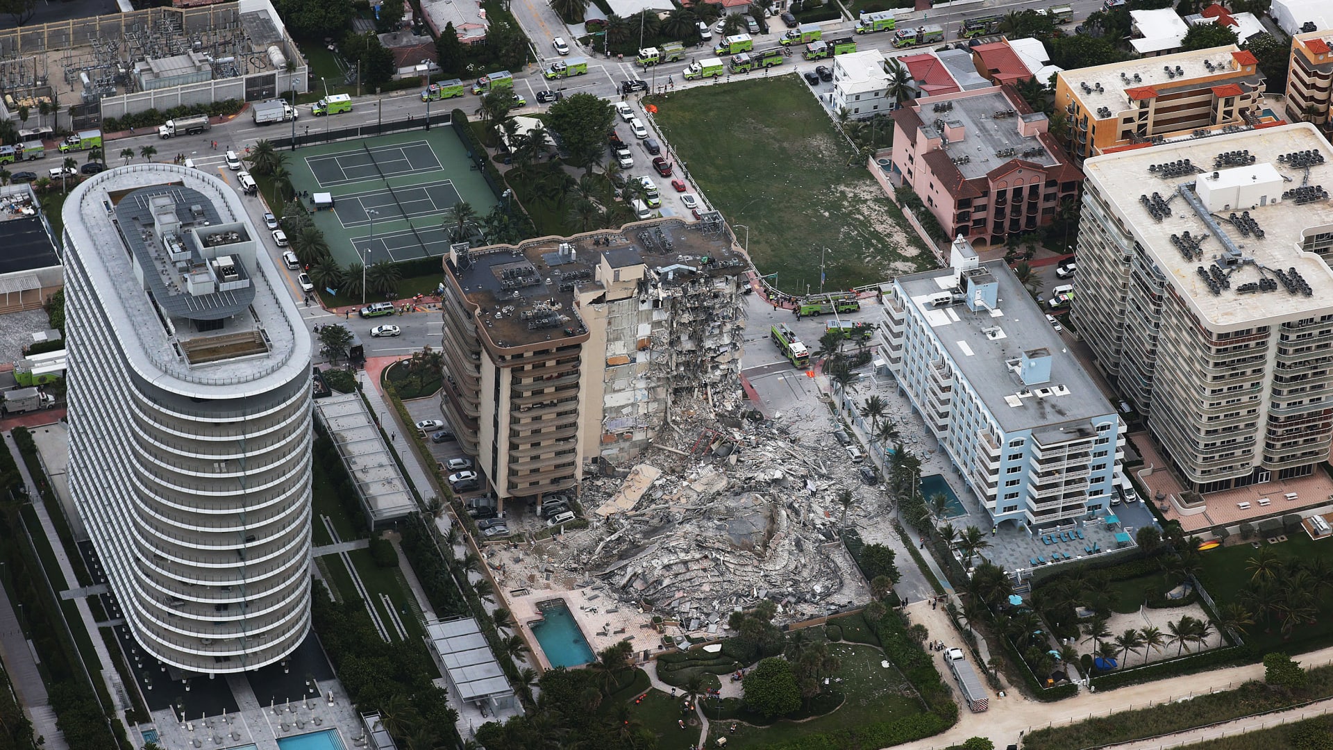فيديو يظهر عمل فرق الإنقاذ للعثور على ناجين انهيار مبنى في فلوريدا