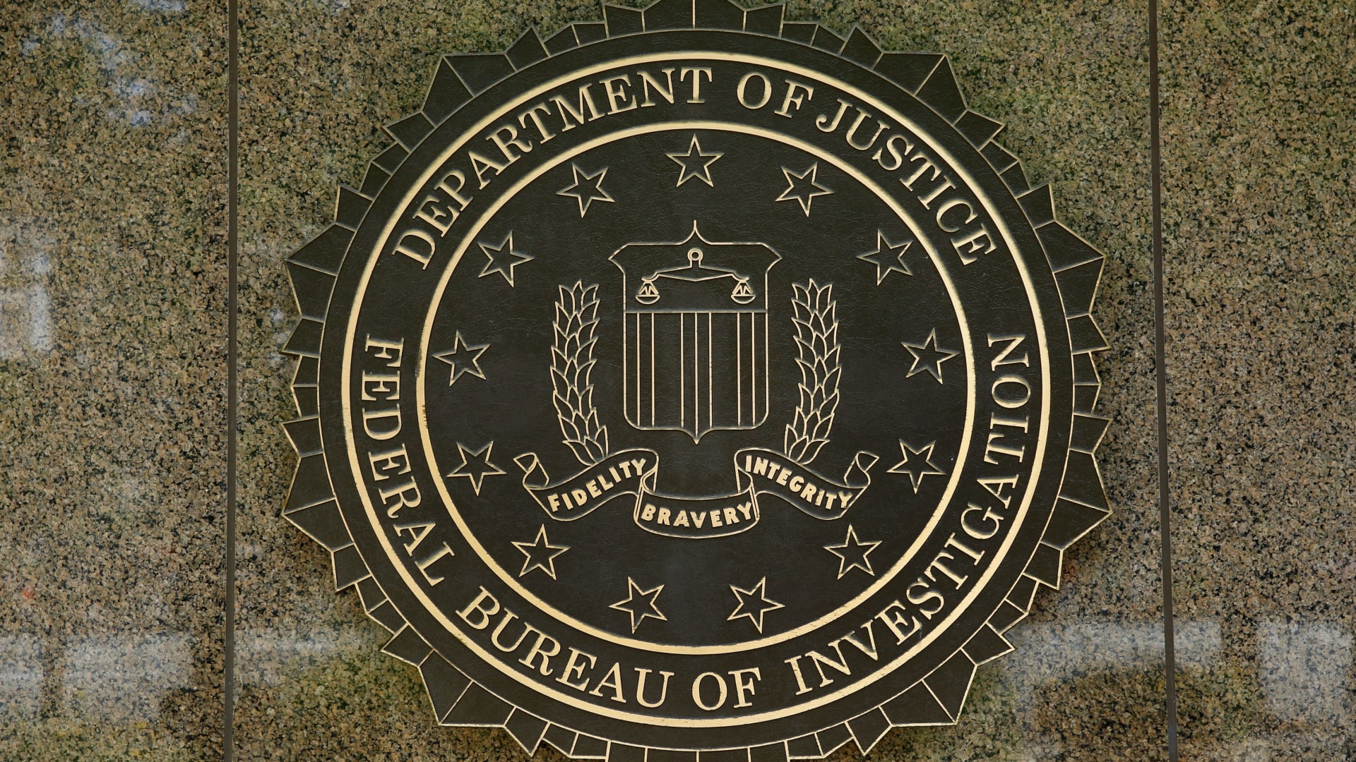 مكتب التحقيقات الفيدرالي يحذر الشركات الأمريكية من هجمات إلكترونية محتملة thumbnail