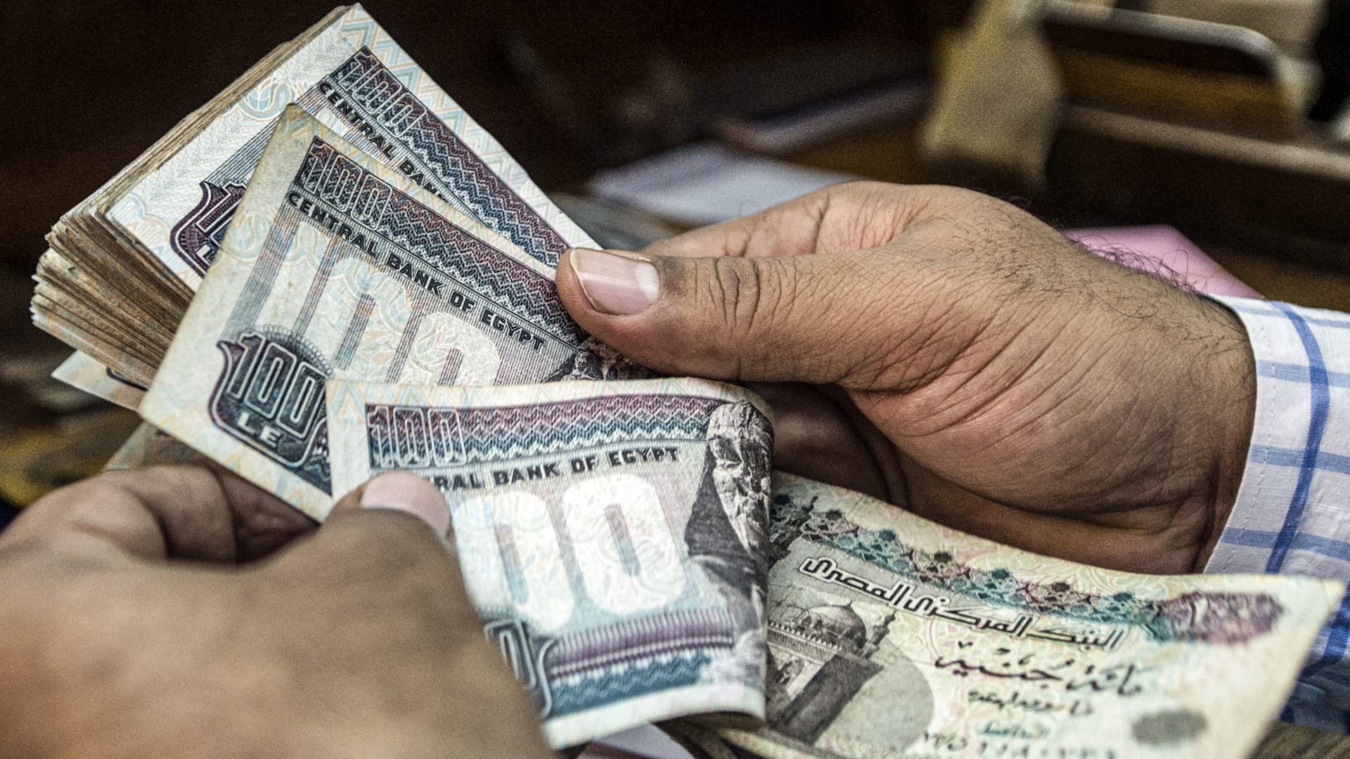 مصر.. انخفاض الجنيه يرفع التضخم خلال نوفمبر.. وخبراء يعلقون