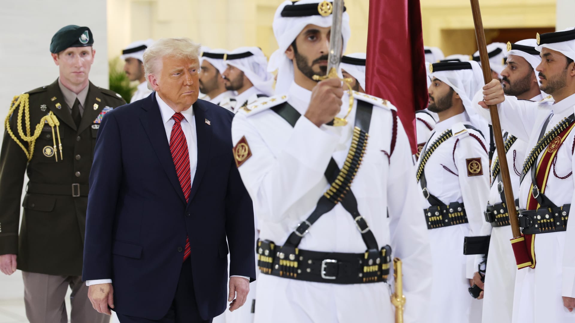 فيديو ترامب يتابع "العرضة" مع أمير قطر تنشره مستشارة بالبيت الأبيض