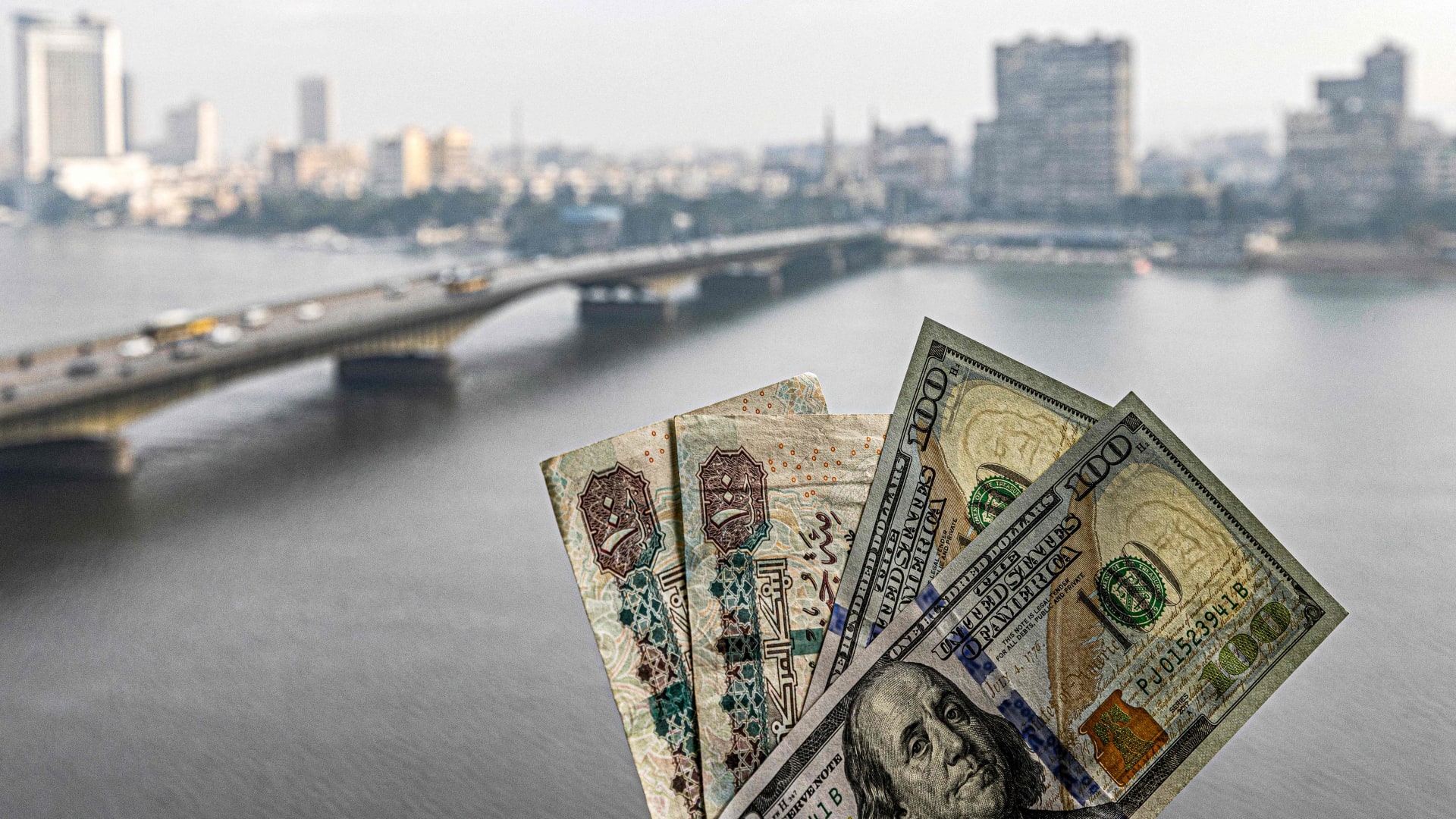 مصر.. الجنيه يواجه ضغوطاً وسط التوترات الإقليمية وتقلبات تدفقات الاستثمار الأجنبي.. ما تعليق الخبراء؟
