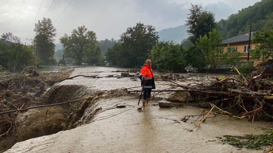 بعد حرائق الغابات جنوبًا.. فيضانات شمال تركيا تودي بحياة 6 أشخاص على الأقل