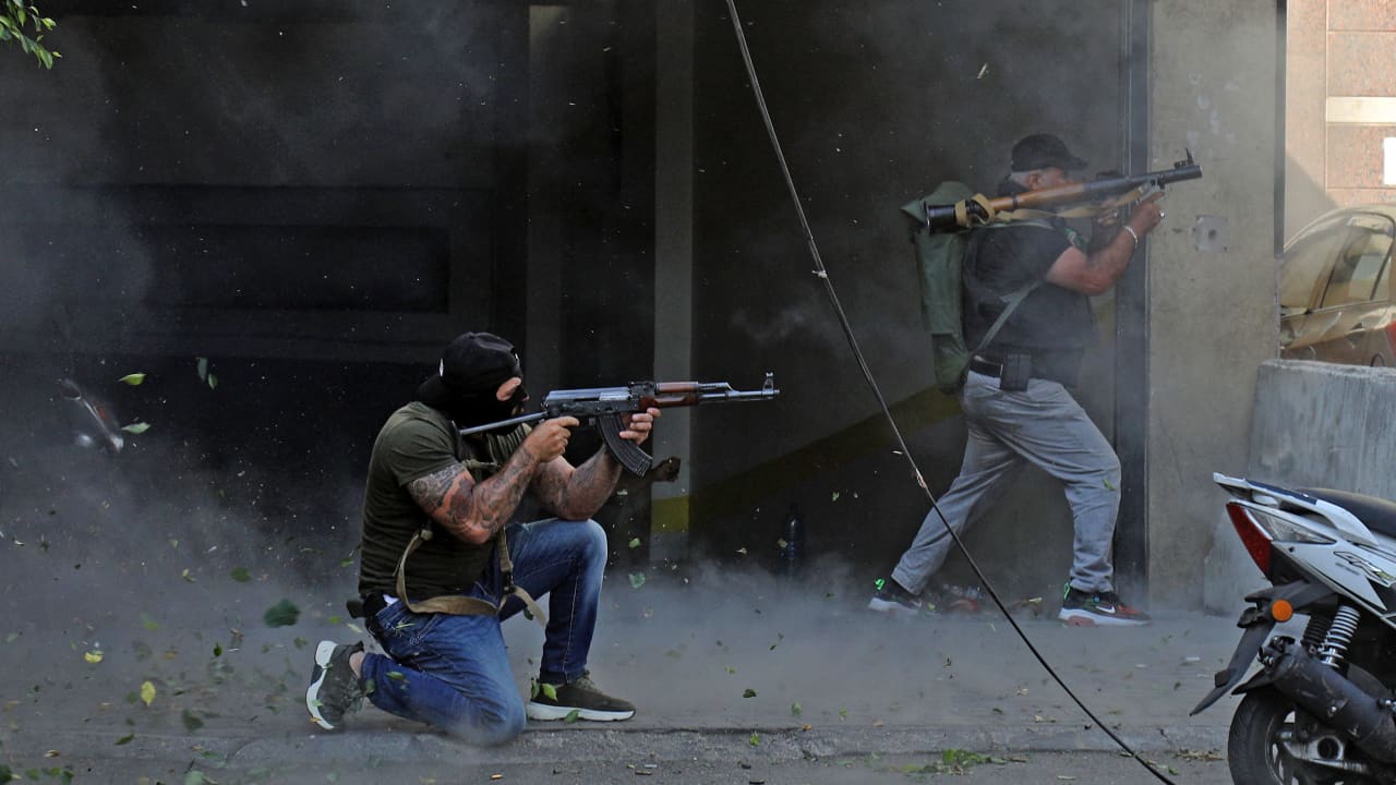  مقاتلون من حزب الله وحركة أمل يطلقون النار من بندقية كلاشنيكوف وقاذفة قنابل صاروخية، وسط اشتباكات في منطقة الطيونة بالضاحية الجنوبية للعاصمة بيروت، في 14 أكتوبر/ تشرين الأول 2021.