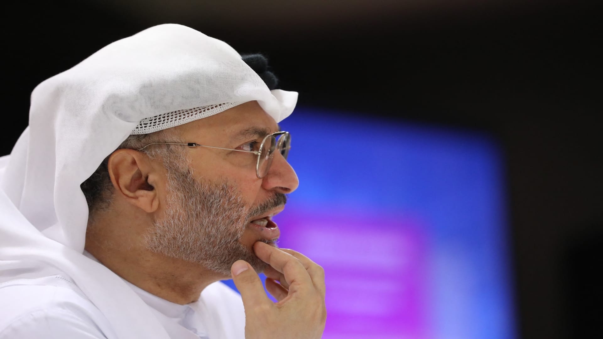 قرقاش: الإمارات لا تحتاج لـ"العدة والعديد" بل لـ"وضوح المواقف"