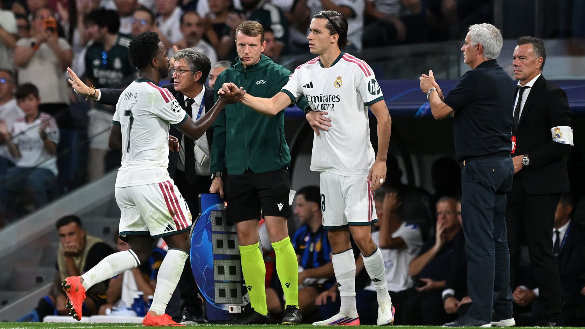 أثار غضب جماهير ريال مدريد.. ما القانون الذي أخر دخول كاريراس لأكثر من دقيقة بعد خروج فينيسيوس؟