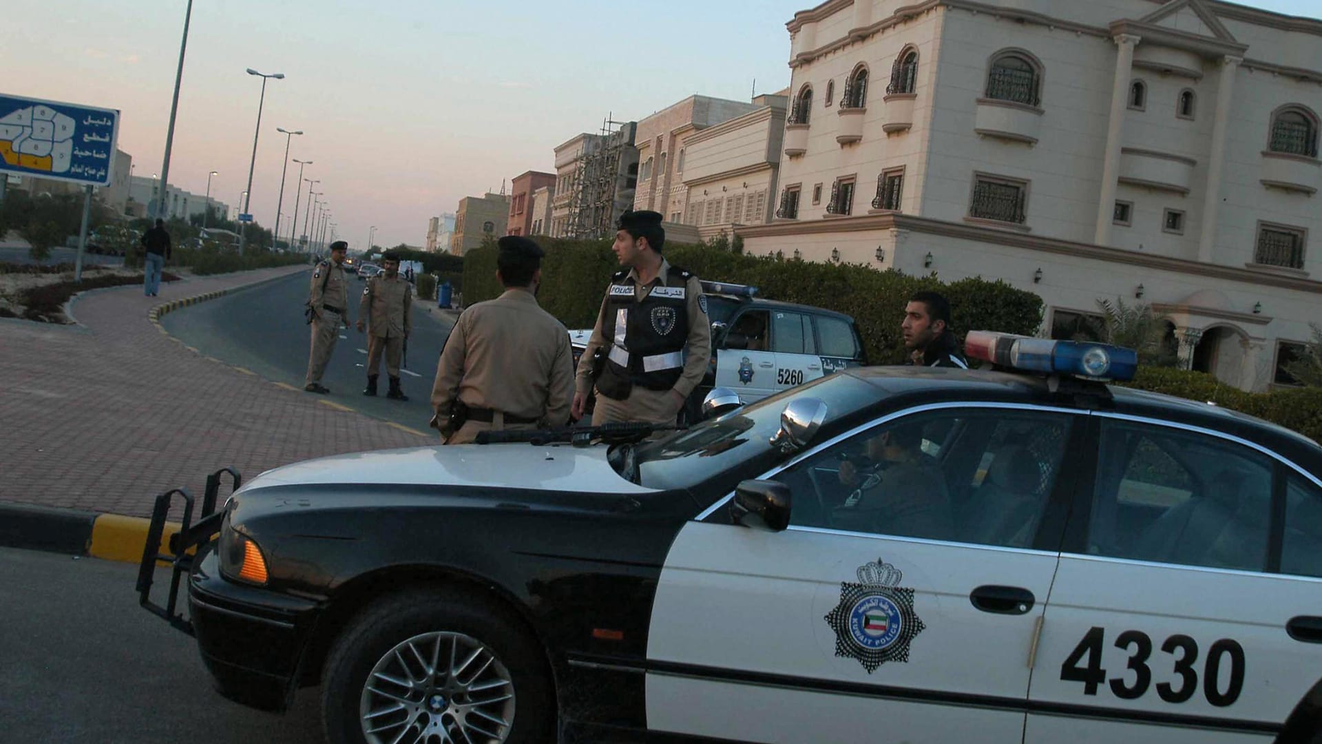 "أرسلها مواطن هارب".. داخلية الكويت تعلن إحباط تهريب شحنة مخدرات كبيرة قادمة من بريطانيا