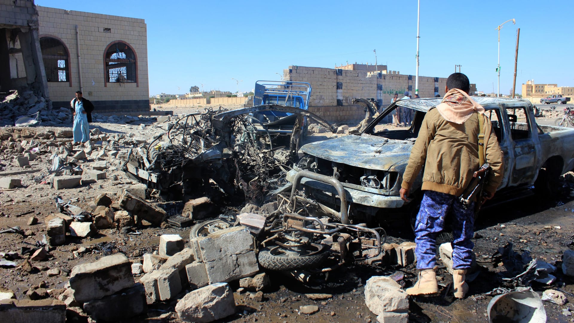 الصليب الاحمر: أكثر من 100 ضحية بقصف على مركز حجز لاجئين في صعدة.. والحوثيون يتهمون التحالف