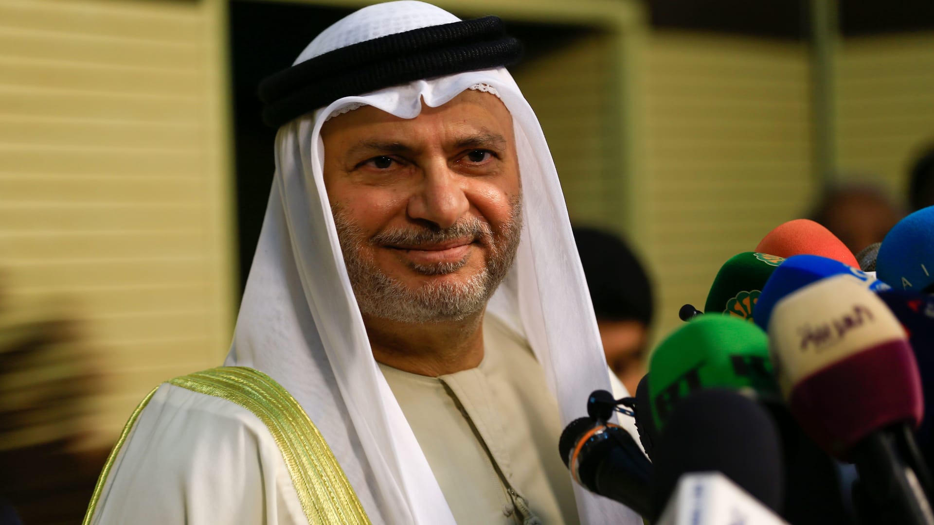 "لا تُجارِ خطابًا هابطًا".. أنور قرقاش: تعامل الإمارات مع الأزمات يقدم دروسًا في السياسة والأخلاق