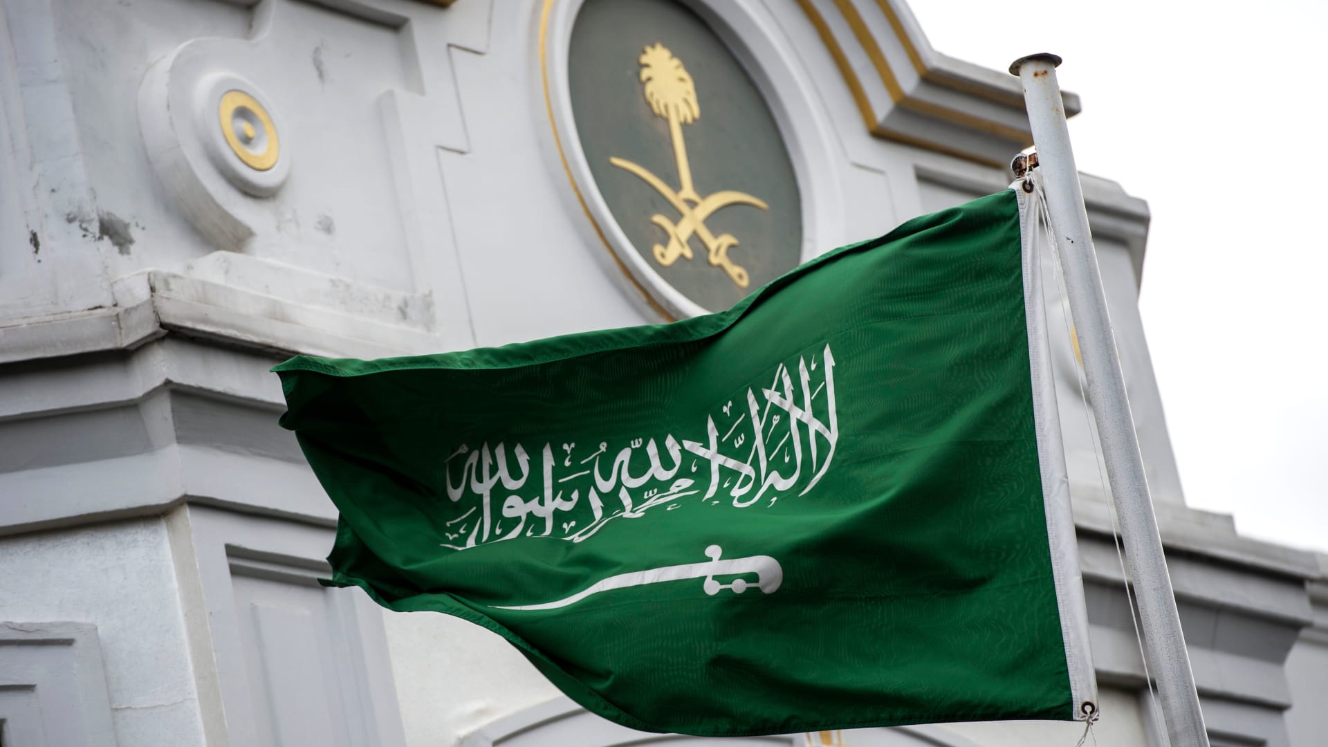 حقيقة فيديو منسوب لـ"مطالبة السعودية طاقم سفارة إيران بالمغادرة مؤخرا"
