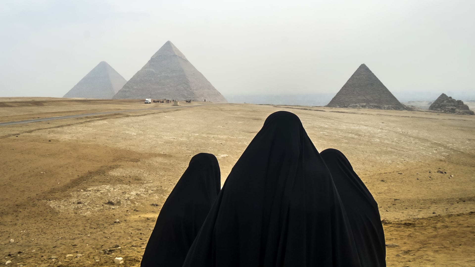 صورة ارشيفية تعبيرية لسائحات يرتدين الحجاب في مصر