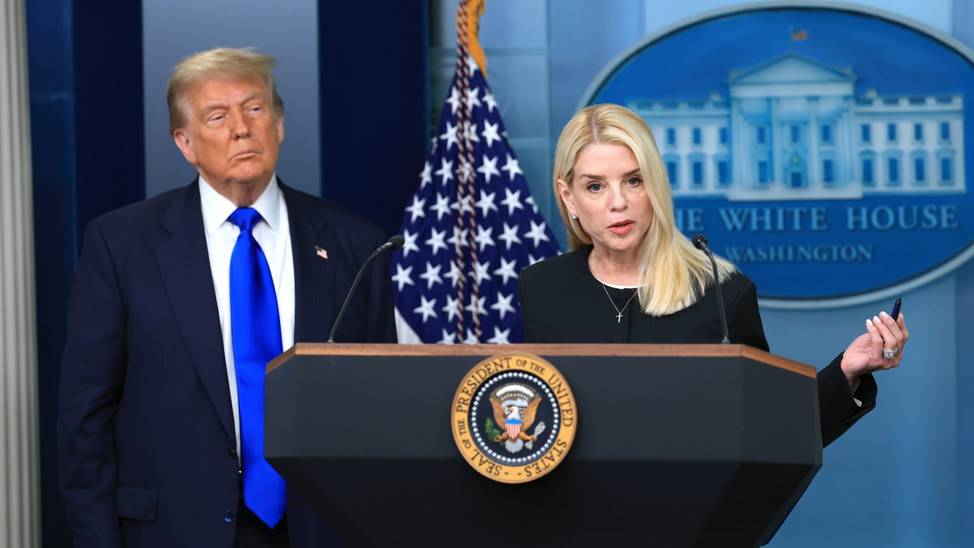 لماذا أقال ترامب وزيرة العدل بام بوندي من منصبها؟