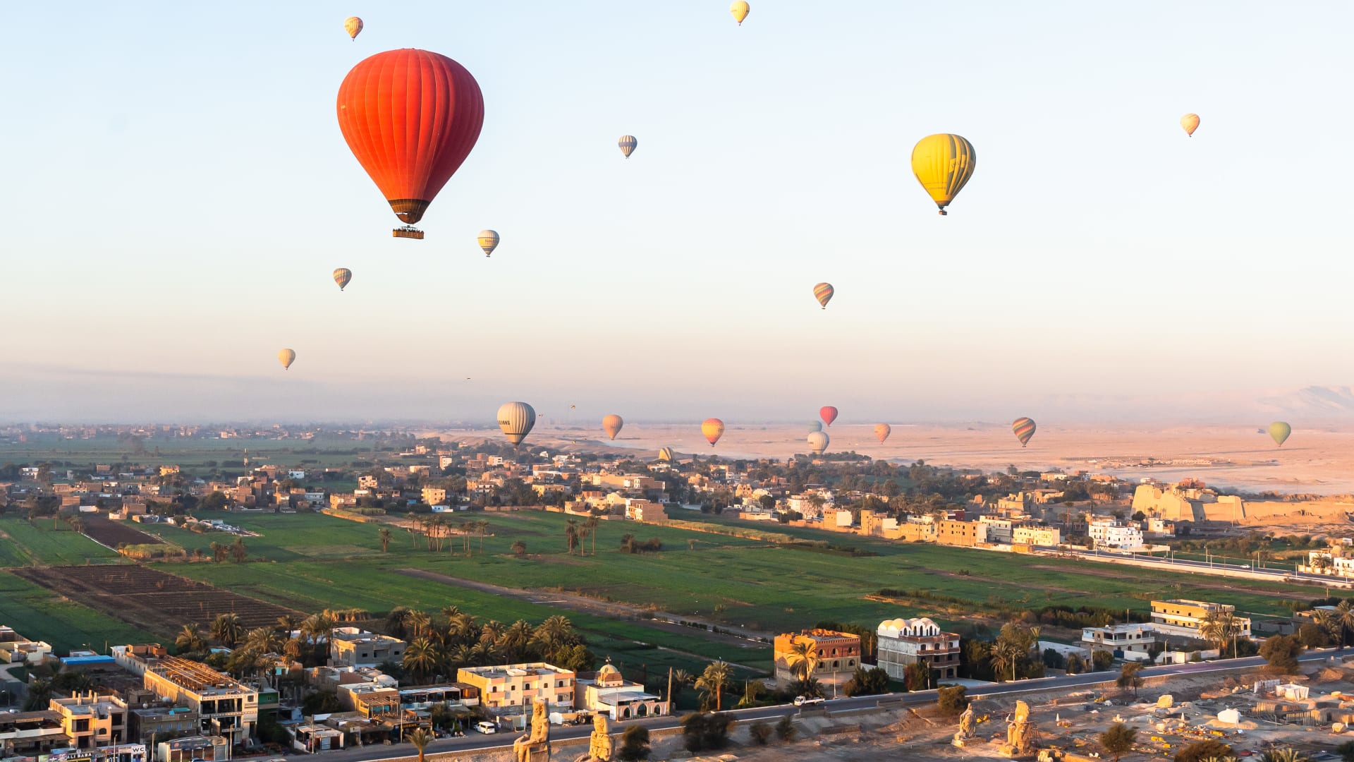 مناطيد طائرة في سماء مصر..هذا ما تكشفه عن "خبايا" الأقصر
