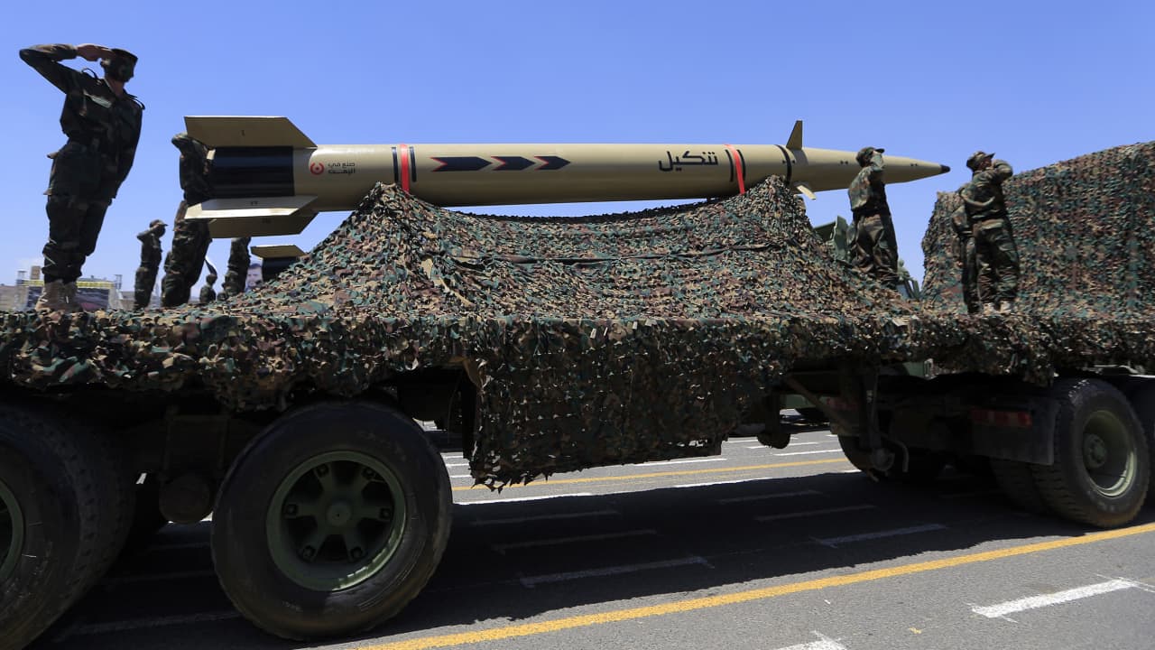 "قضية نادرة".. أمريكا تتهم 4 بحارة بمحاولة تسليم مكونات صواريخ إيرانية للحوثيين