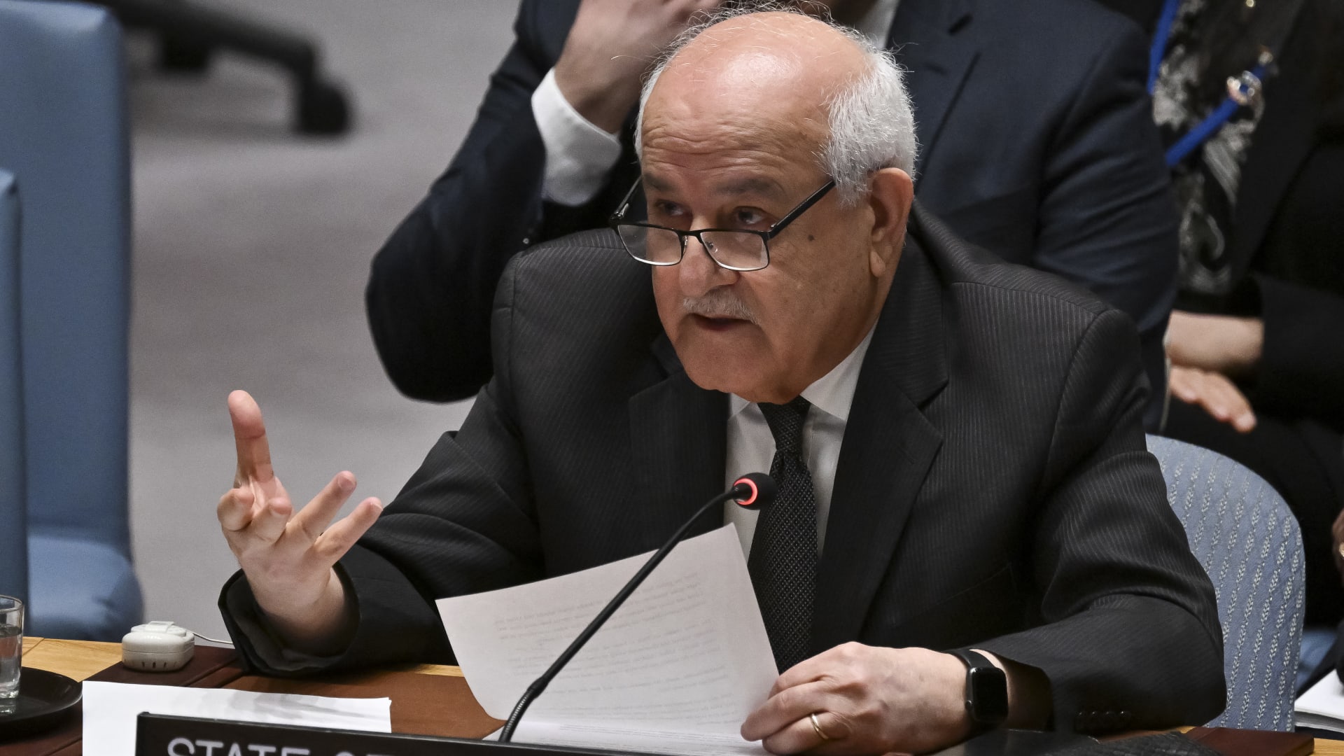 ضرب بقبضته الطاولة وأكمل متأثرا.. فيديو حديث مندوب فلسطين عن الأوضاع بجلسة الأمم المتحدة يشعل تفاعلا
