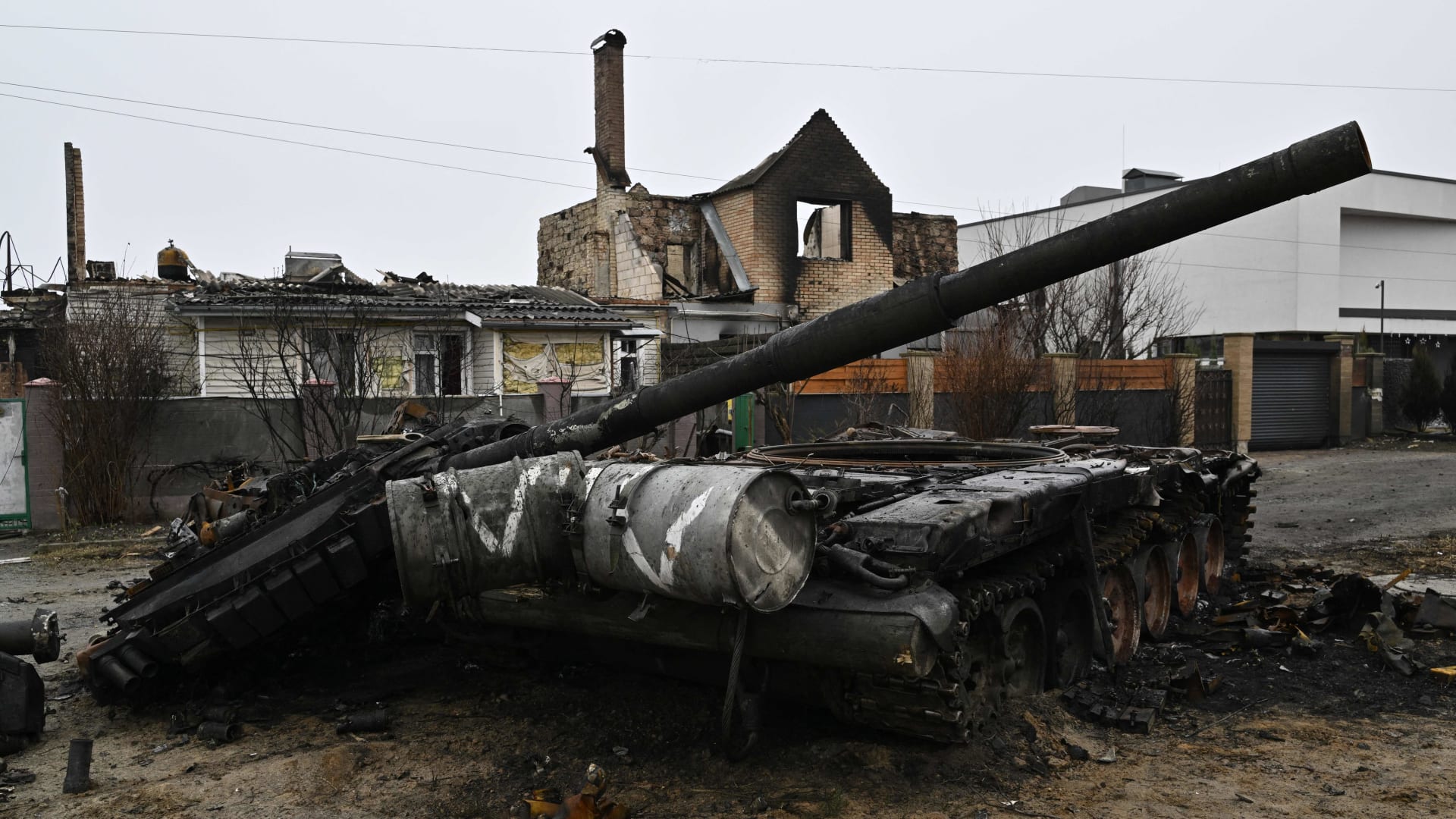 دبابة روسية مدمرة في أوكرانيا 