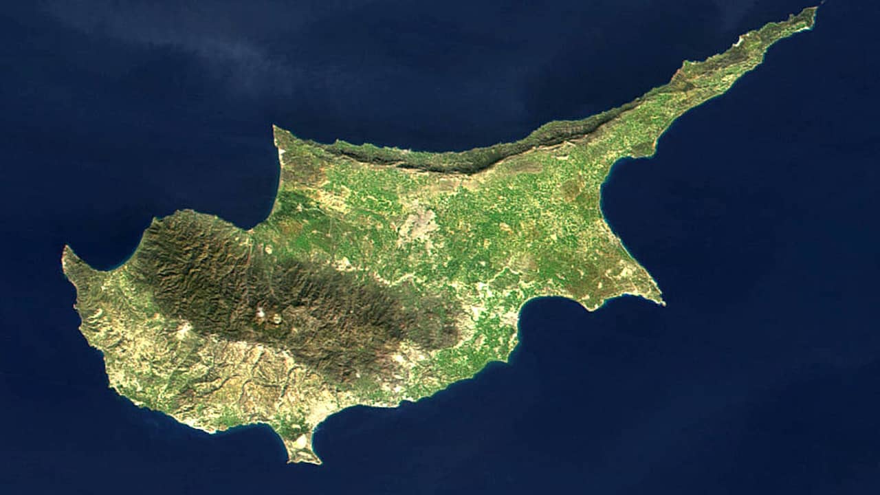 خريطة قبرص وبعدها عن لبنان تتصدران تفاعل 