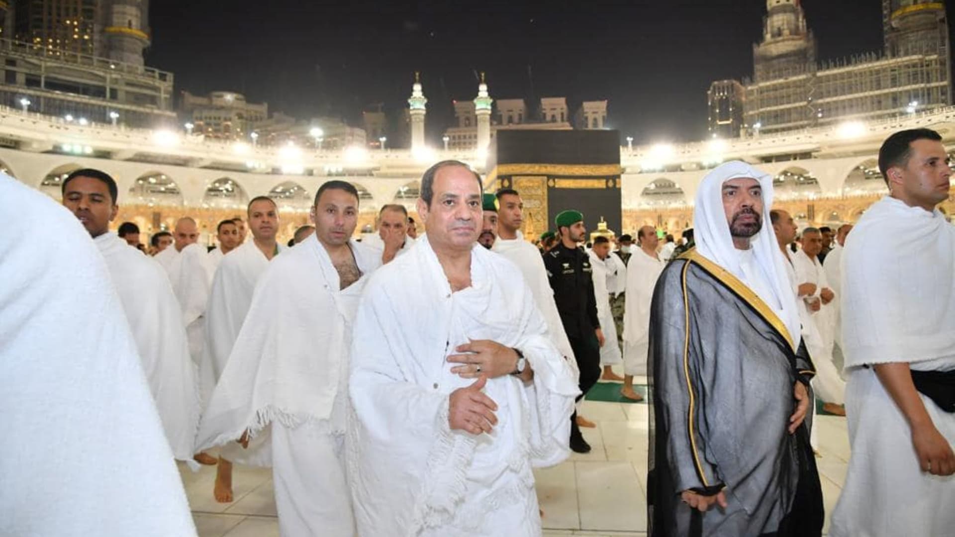 السيسي يؤدي مناسك العمرة على هامش القمة العربية