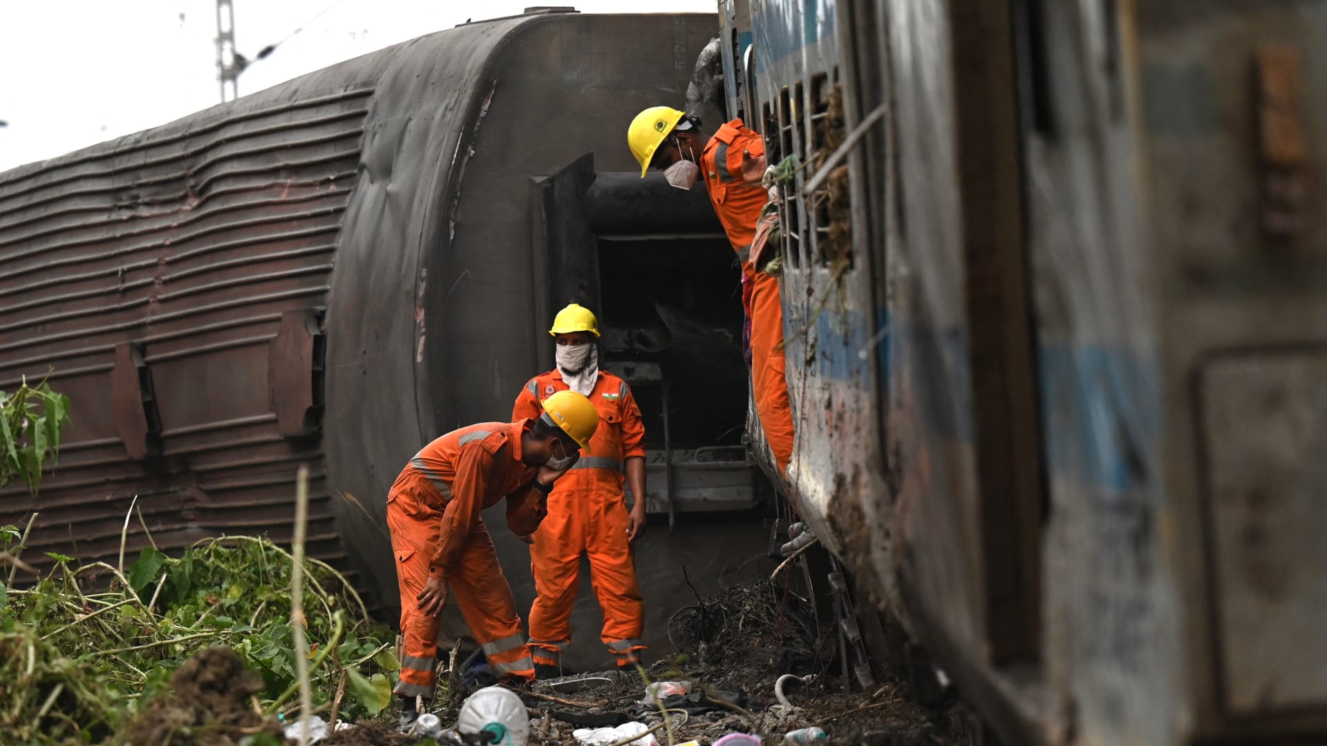 بعد أيام على حادثة القطار الذي أودى بحياة 233 شخصا في الهند.. العثور على شاب على قيد الحياة