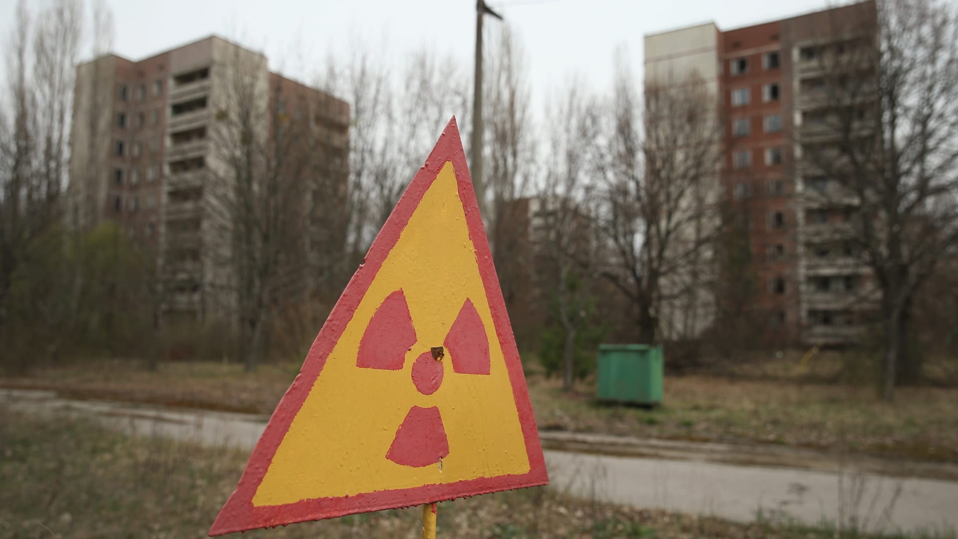 لافتة تحذر من التلوث الإشعاعي بالقرب من مباني سكنية قريبة من محطة تشيرنوبل 