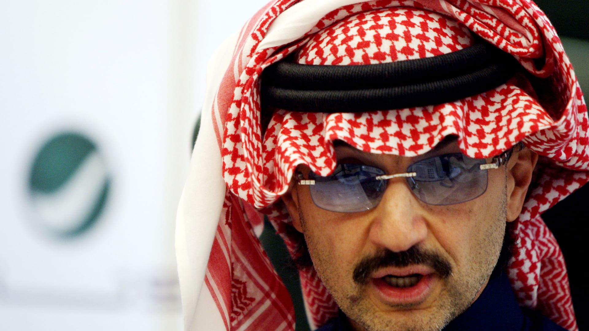 الأمير السعودي الوليد بن طلال يعلق على عرض إيلون ماسك لشراء تويتر