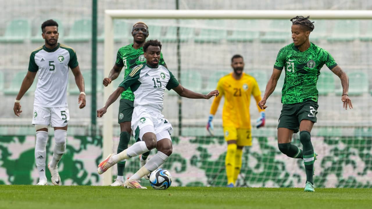 وسط حالة من التفاعل.. حارس مرمى نيجيريا يرتكب خطأً فادحاً خلال مباراة ودّية مع السعودية