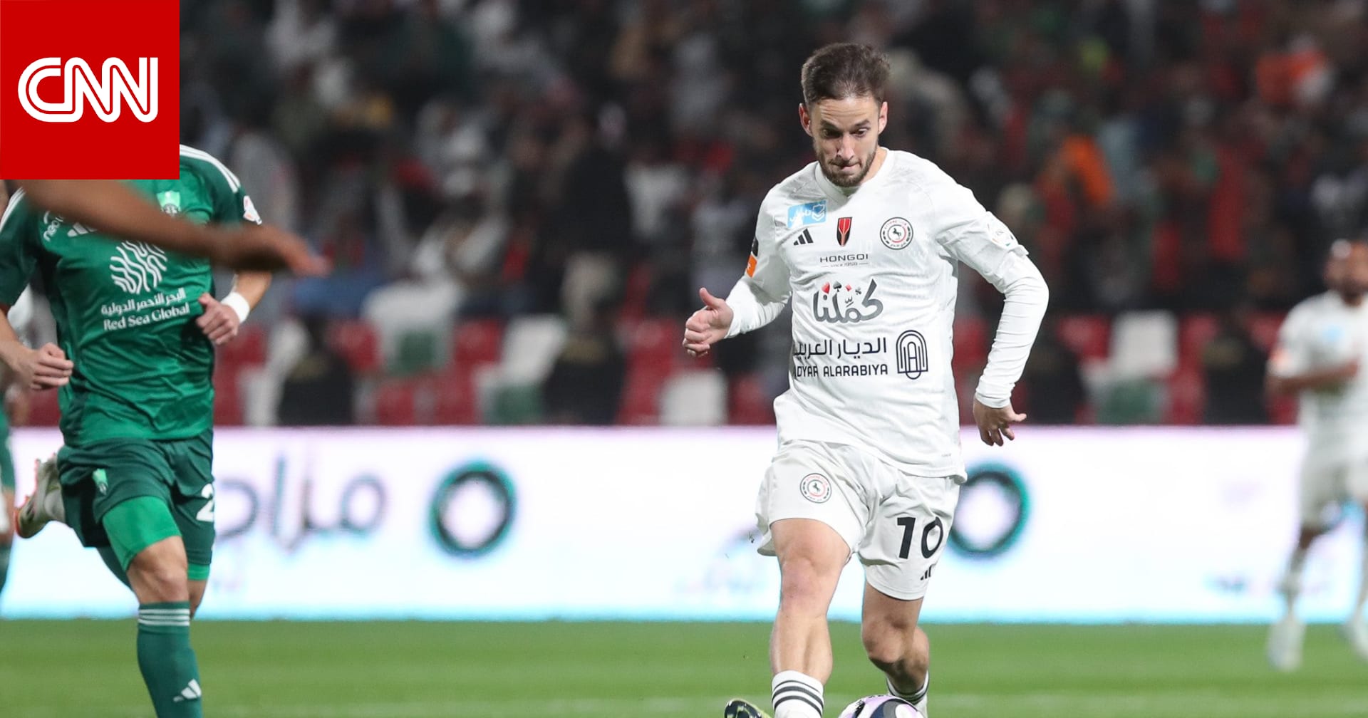 موقف "طريف" بين لاعب الأهلي ونظيره في الاتفاق خلال مباراة بالدوري السعودي