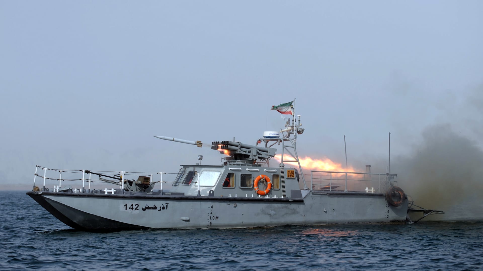 فيديو متداول لـ"مناورات عسكرية إيرانية قرب حاملة الطائرات الأمريكية".. هذه حقيقته