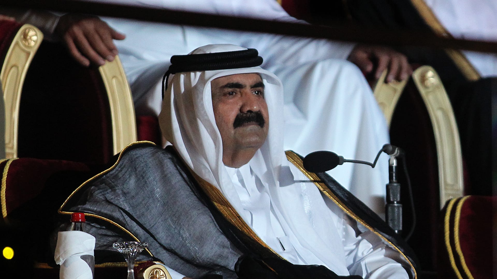 أمير قطر "الوالد" والشيخة موزا يرفعان علم المغرب بالمدرجات دعمًا لـ"أسود الأطلس" أمام كرواتيا