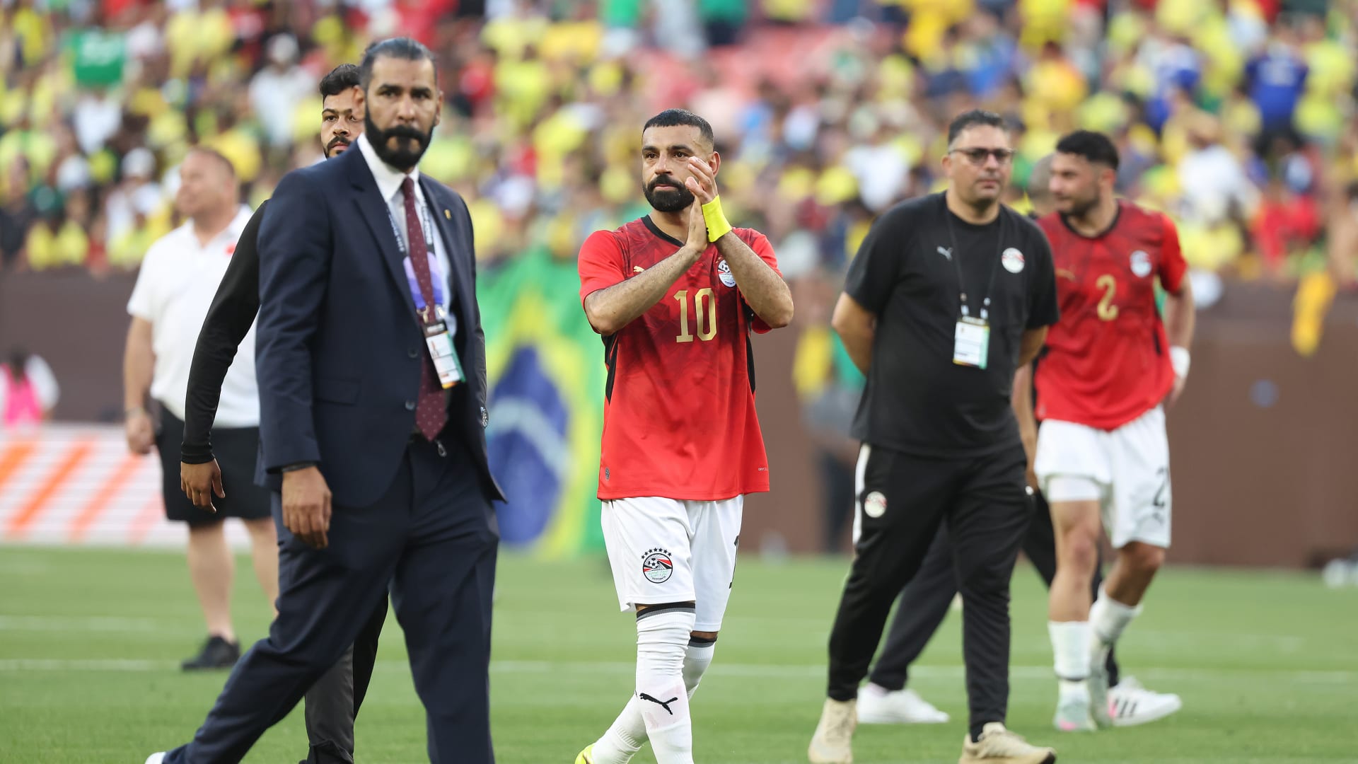عناق حار وحديث خاص بين محمد صلاح ولاعبي منتخب البرازيل