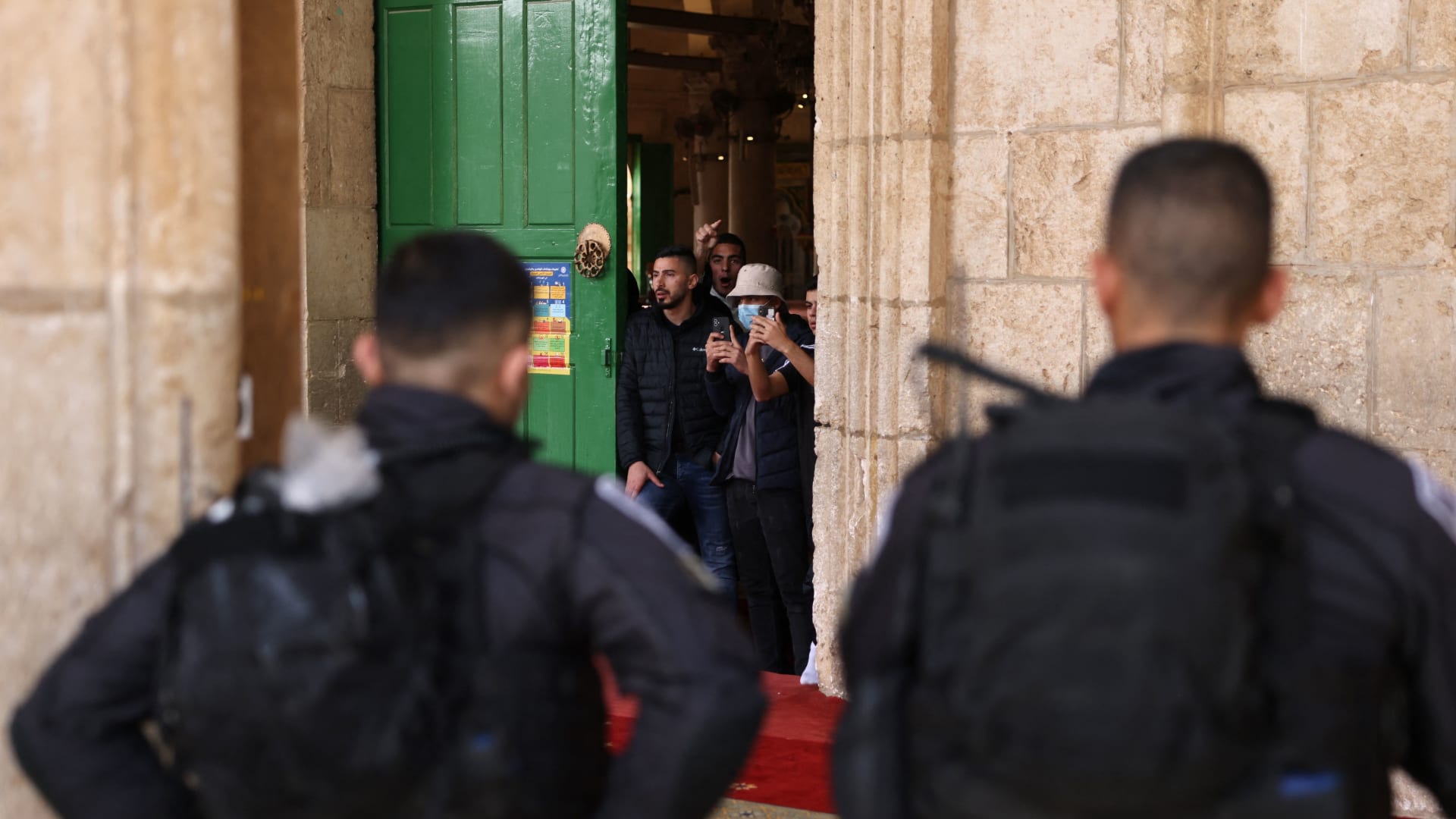 الشرطة الإسرائيلية تستخدم الهراوات والقنابل الصوتية بمواجهة مع فلسطينيين قرب المسجد الأقصى