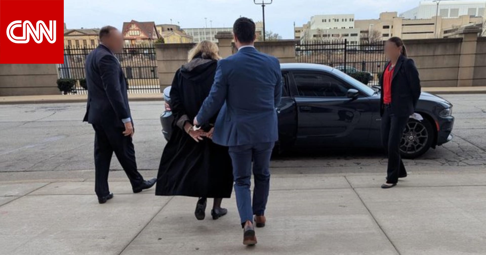 "لا أحد فوق القانون".. مدير FBI ينشر صورة قاضية قبض عليها بتهمة "تهريب مهاجر من محكمة"