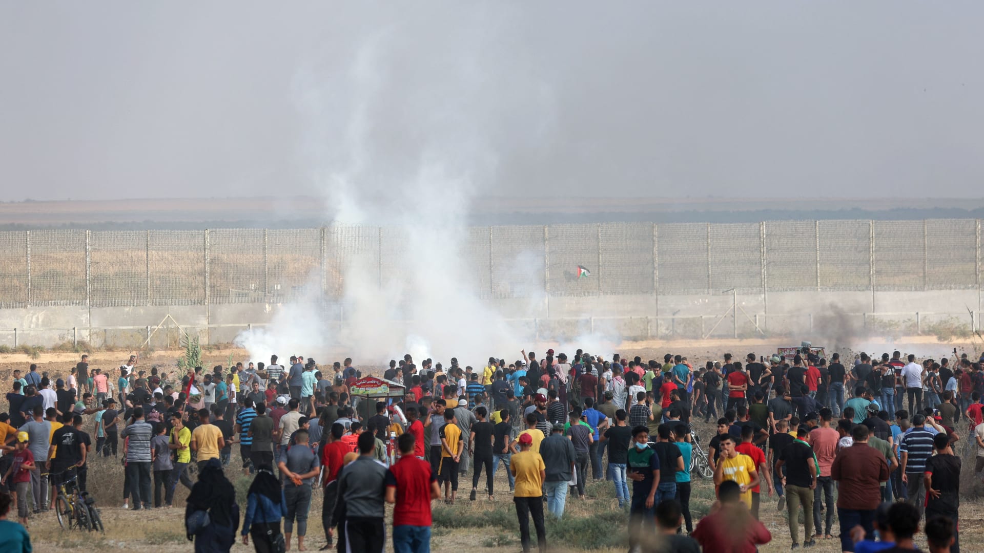 الغاز المسيل للدموع الذي أطلقته قوات الأمن الإسرائيلية عبر السياج الحدودي لقطاع غزة