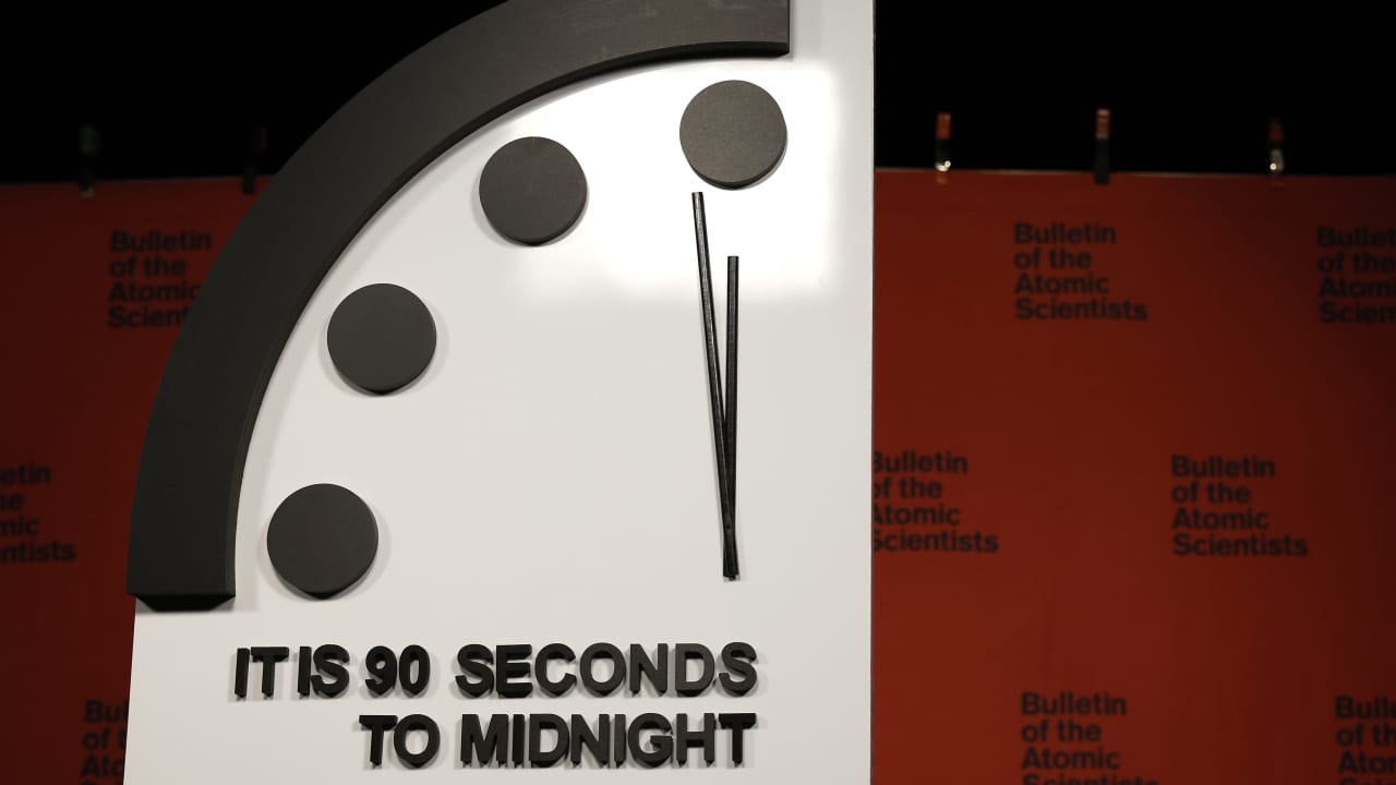 ساعة يوم القيامة تكشف مدى اقترابنا من "الإبادة الكاملة".. ماذا لو وصلت إلى منتصف الليل؟
