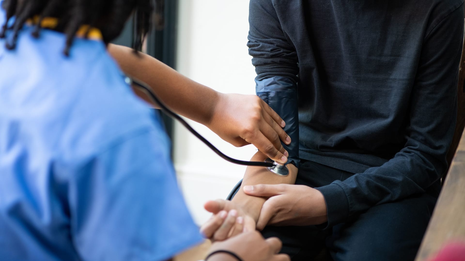التعرض لمواد PFAS قبل الولادة قد يعرض المراهقين لخطر ارتفاع ضغط الدم