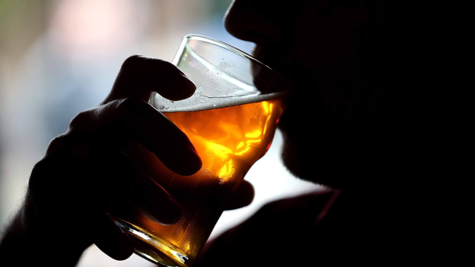 هل يعود شرب الكحول بالفائدة الصحية على من هم في سنّ أدنى من 40 عامًا؟