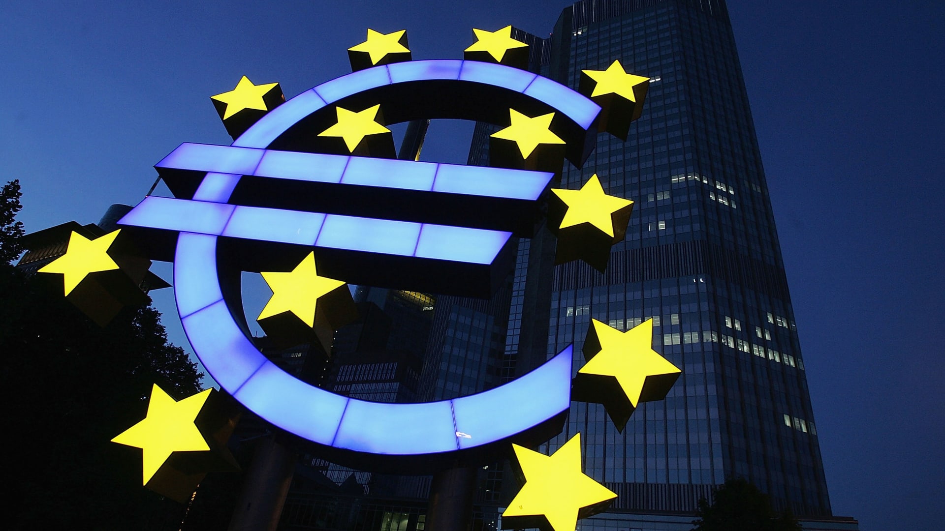 شعار اليورو من أمام مقر البنك المركزي الأوروبي 