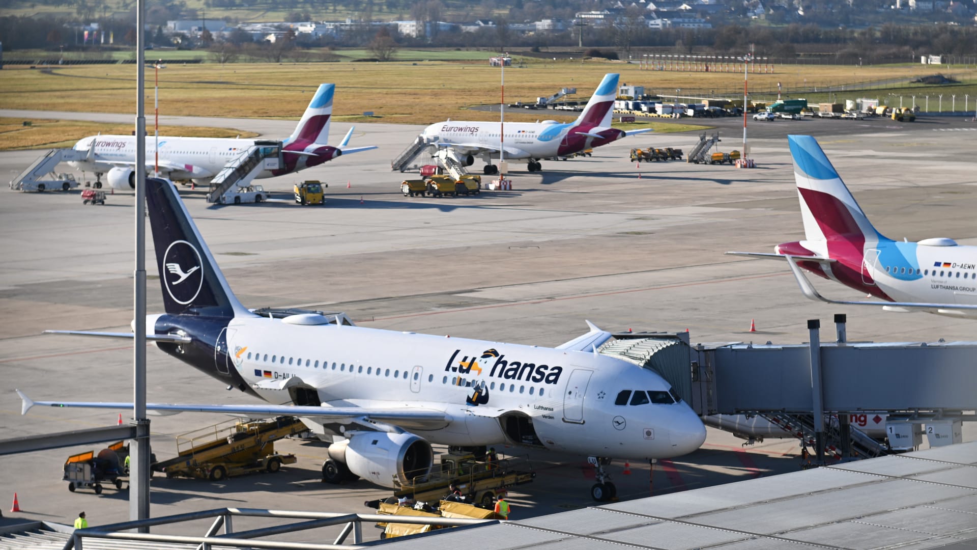 شركات طيران أوروبية توقف وتقلص رحلاتها للمنطقة مع تصاعد التوترات بشأن إيران