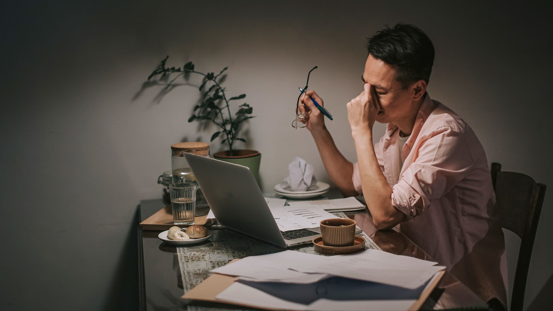 الضغوط المالية تهدد القلب.. والاعتراف بالخطر ضرورة