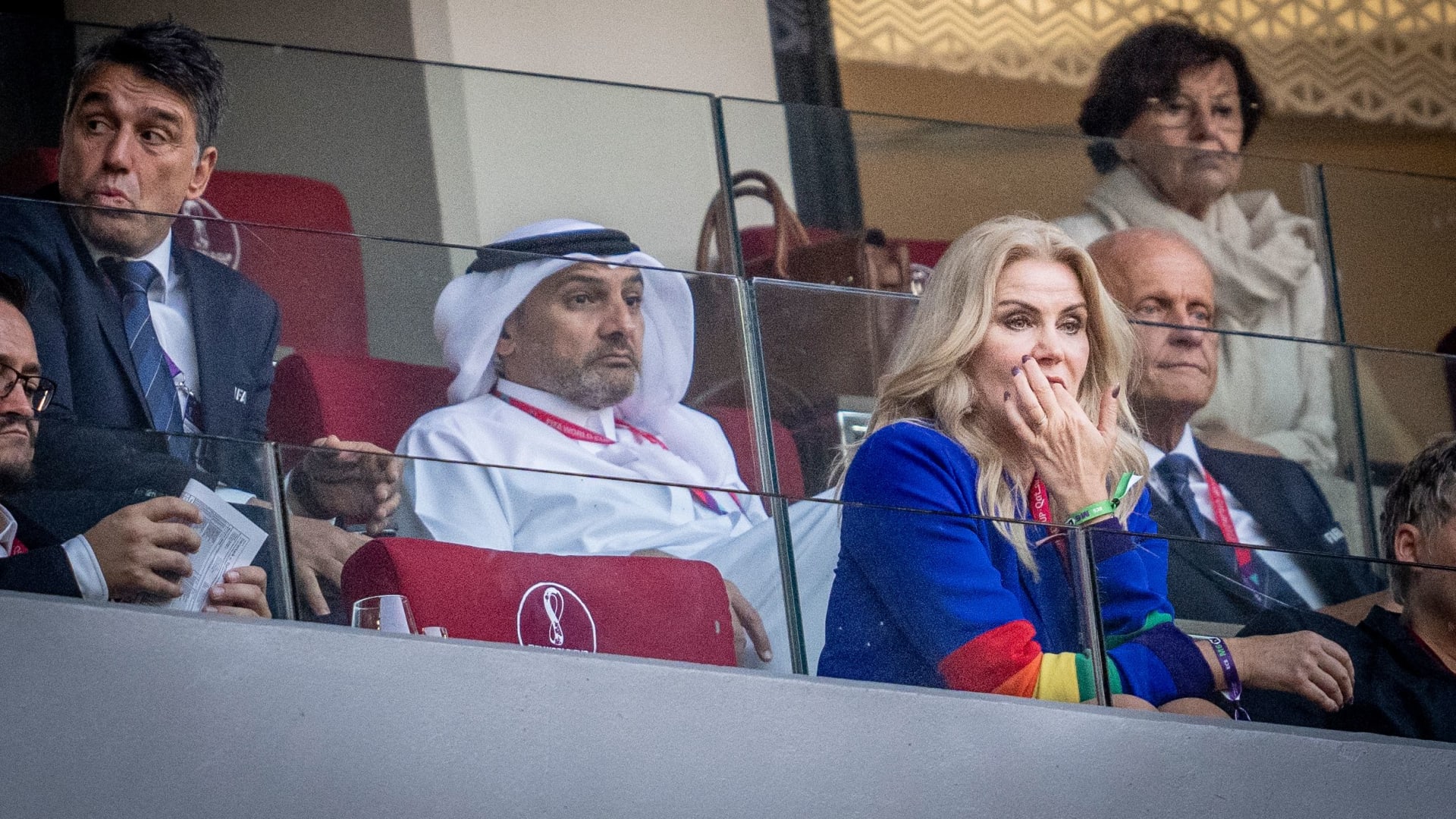 ترتدي رئيسة الوزراء الدنماركية السابقة هيلي ثورنينغ شميدت أكمام ملونة بألوان قوس قزح على ملابسها خلال مونديال قطر 2022