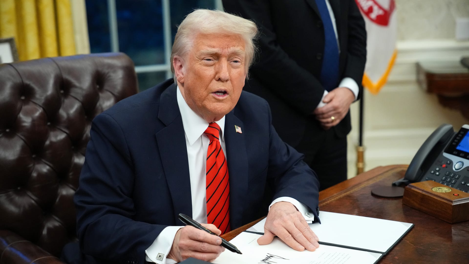 استطلاع رأي CNN: شعبية ترامب أقل بأول 100 يوم من أي رئيس آخر خلال 7 عقود