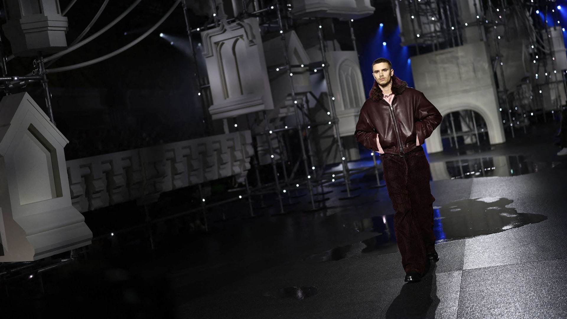 لندن.. أزياء تتحدّى قسوة الشتاء وكآبة فبراير في عرض "بربري"