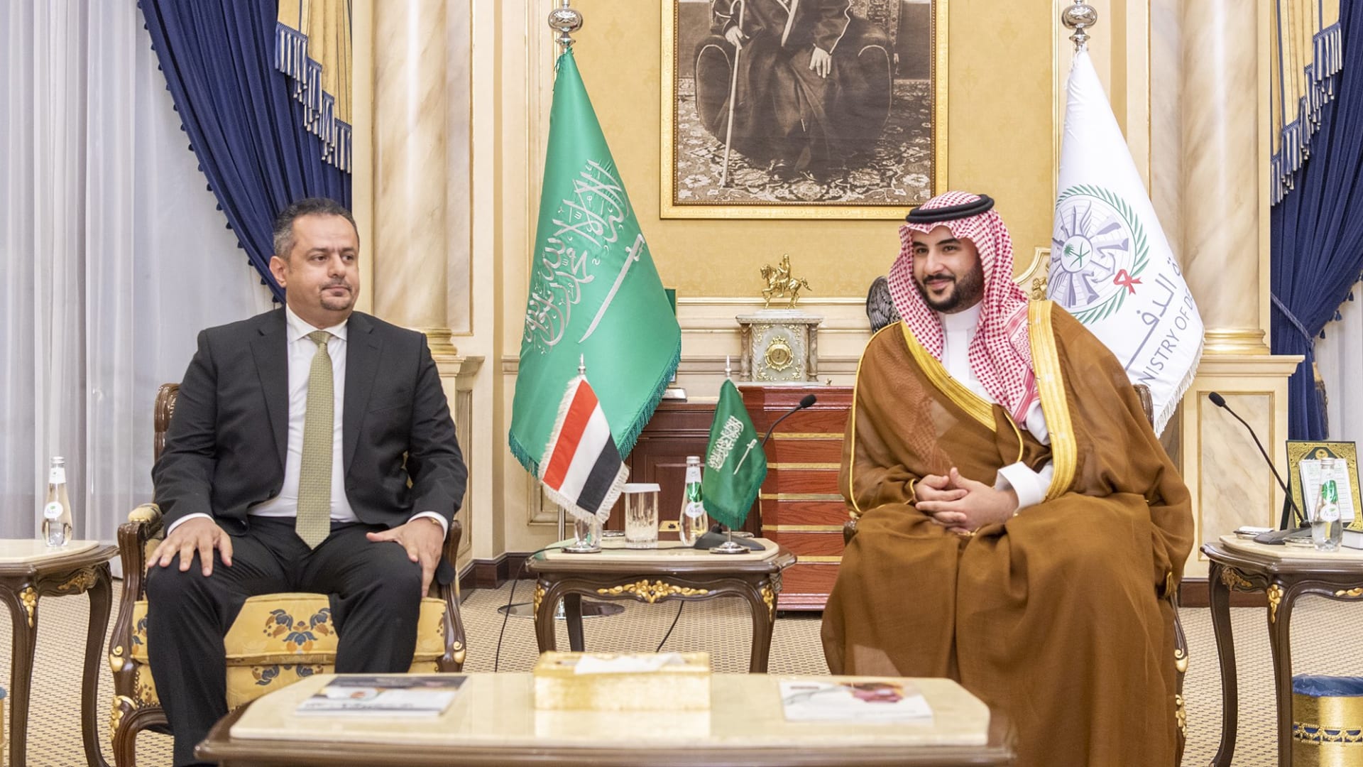 جانب من لقاء وزير الدفاع السعودي، الأمير خالد بن سلمان ومجلس الوزراء اليمني