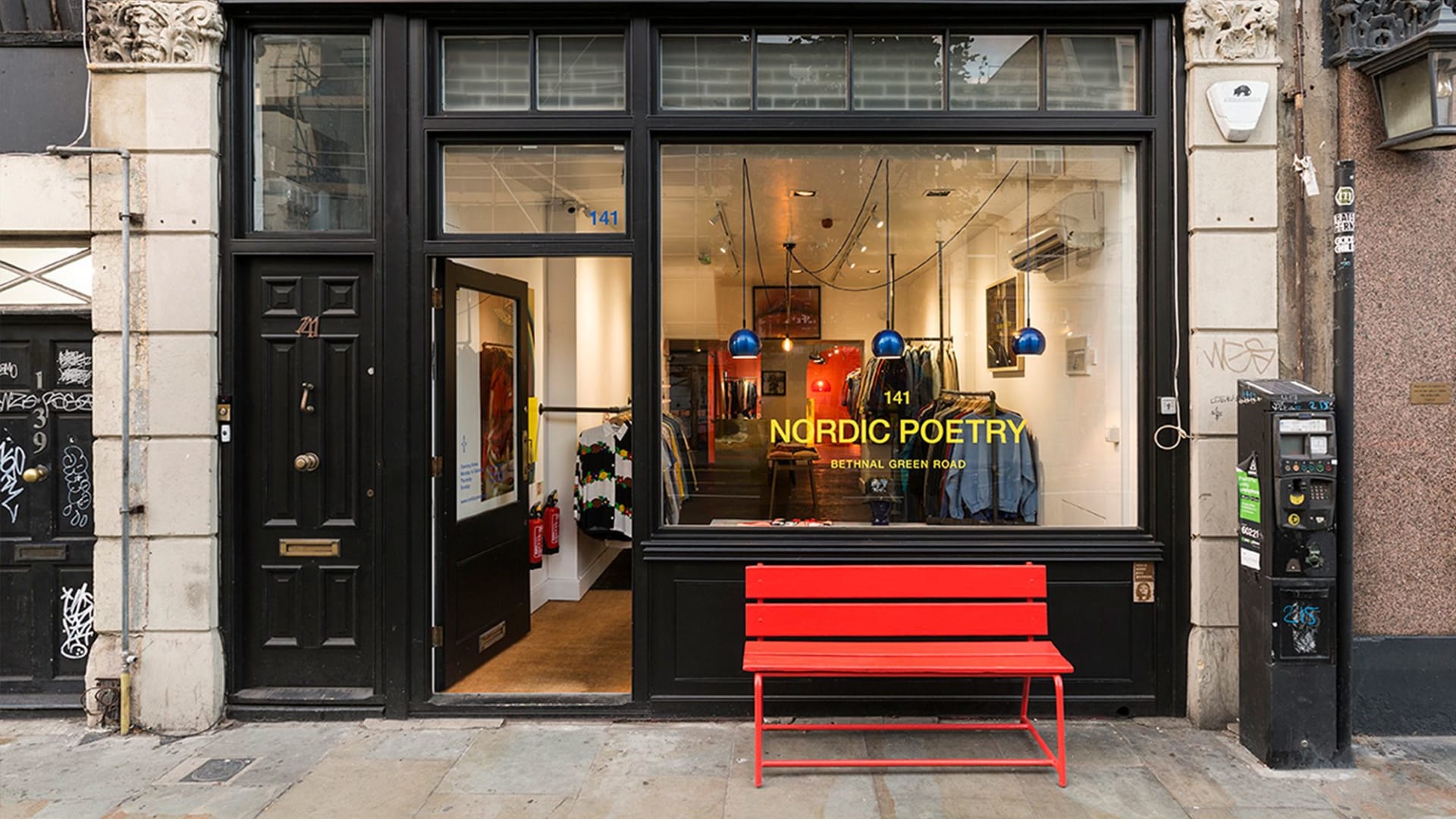 وداعًا لفوضى الأزياء القديمة.. تجربة تسوّق فخمة لقطع "الفينتيج"