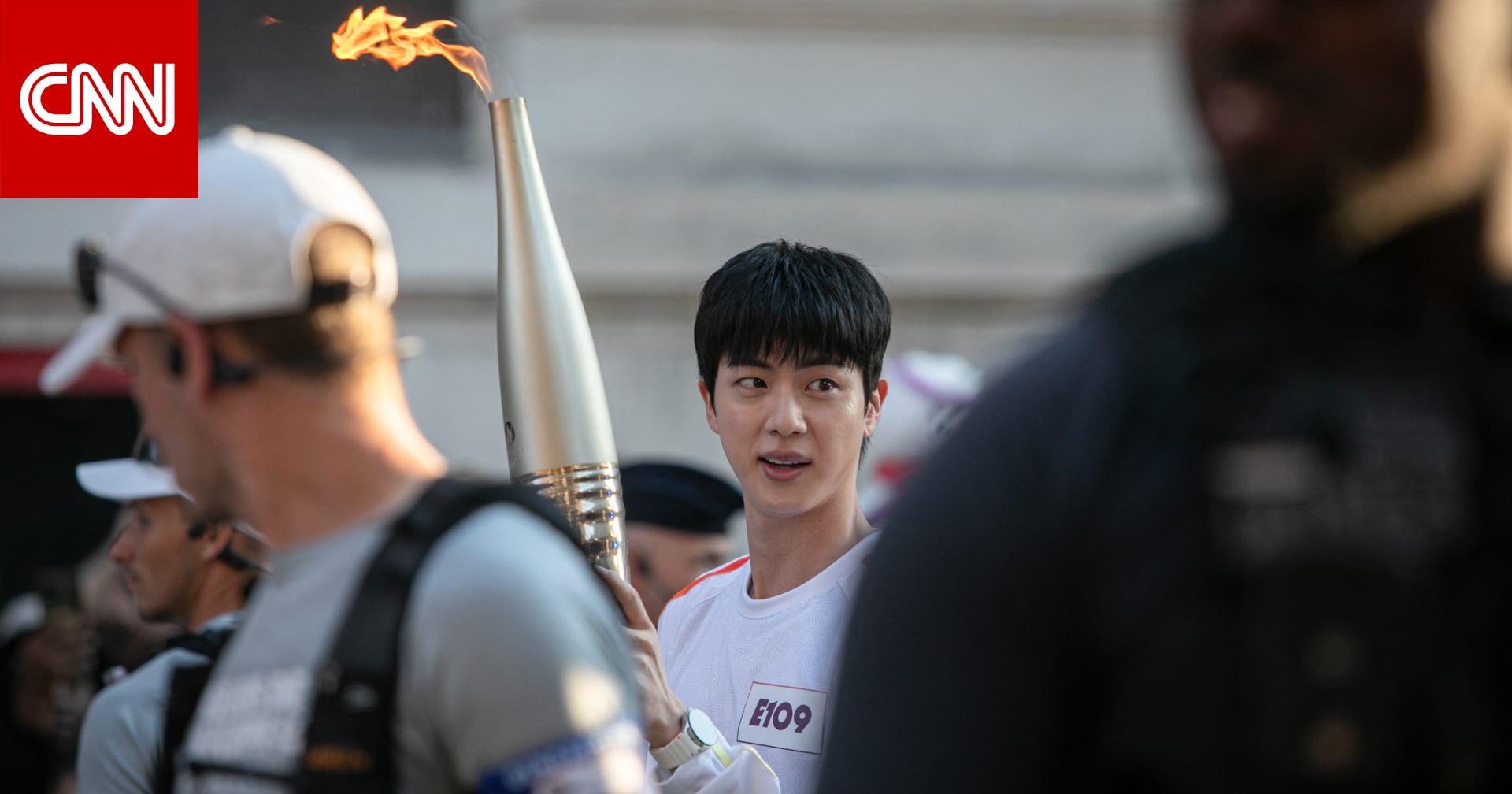 جين من فرقة "BTS" شارك في حمل شعلة أولمبياد باريس 2024