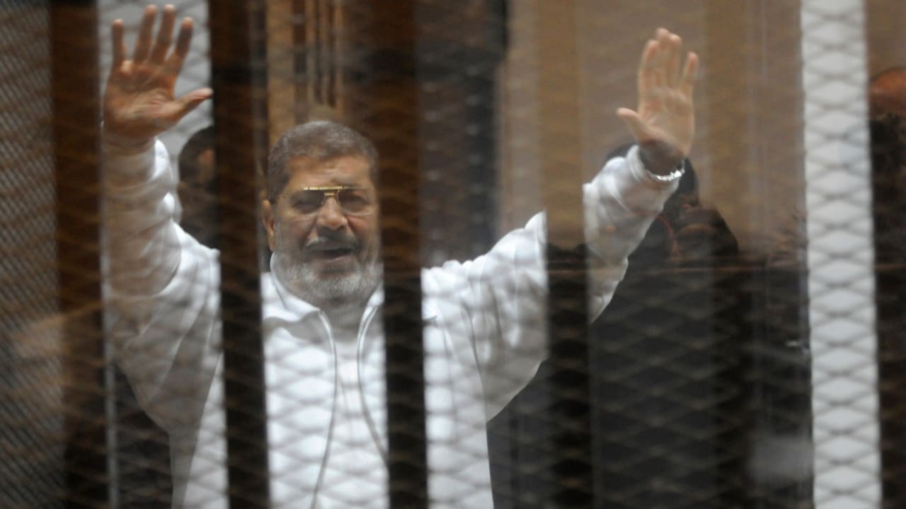 بعد نفي أسرة محمد مرسي محاولة انتحار نجله في السجن.. داخلية مصر تعلق