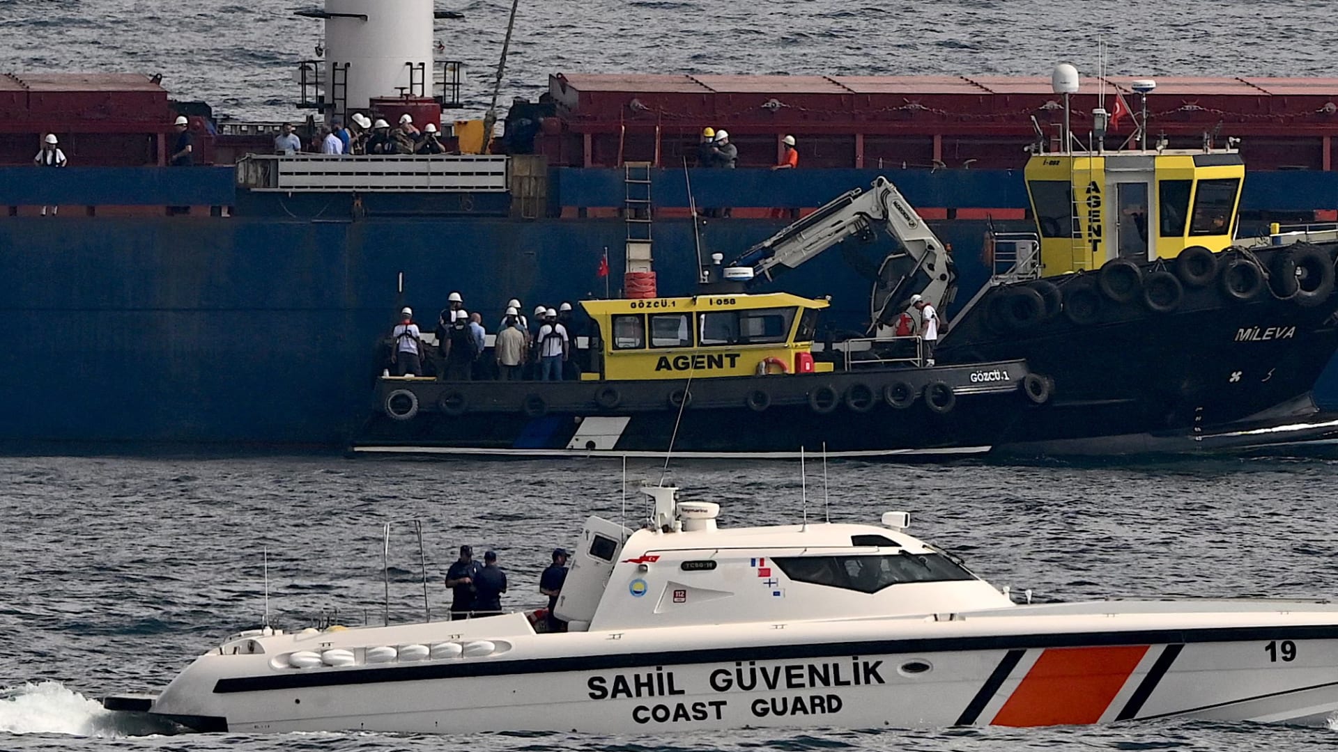جانب من عملية تفتيش السفينة رازوني التي كان على متنها حبوب أوكرانية في إسطنبول