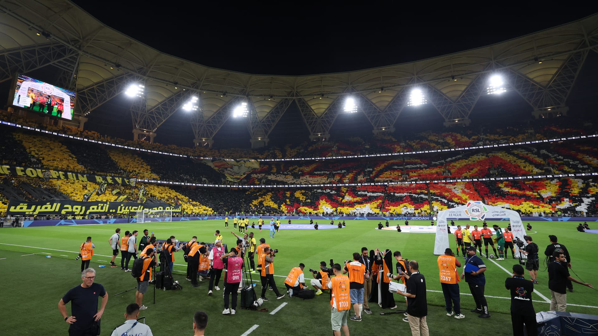 حمل عبارة قالها بنزيما.. "تيفو" جماهير الاتحاد بمباراة ضمك يثير تفاعلاً
