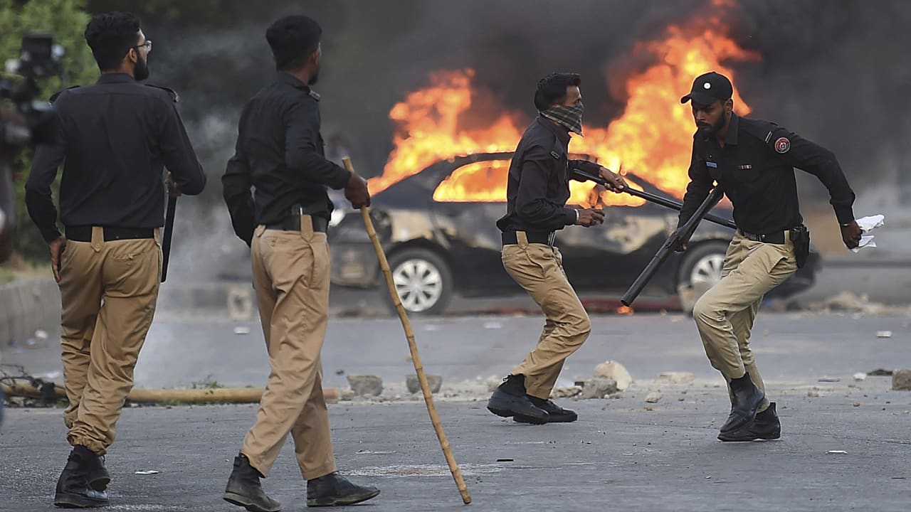 باكستان على حافة الهاوية بعد مواجهات أنصار عمران خان والجيش