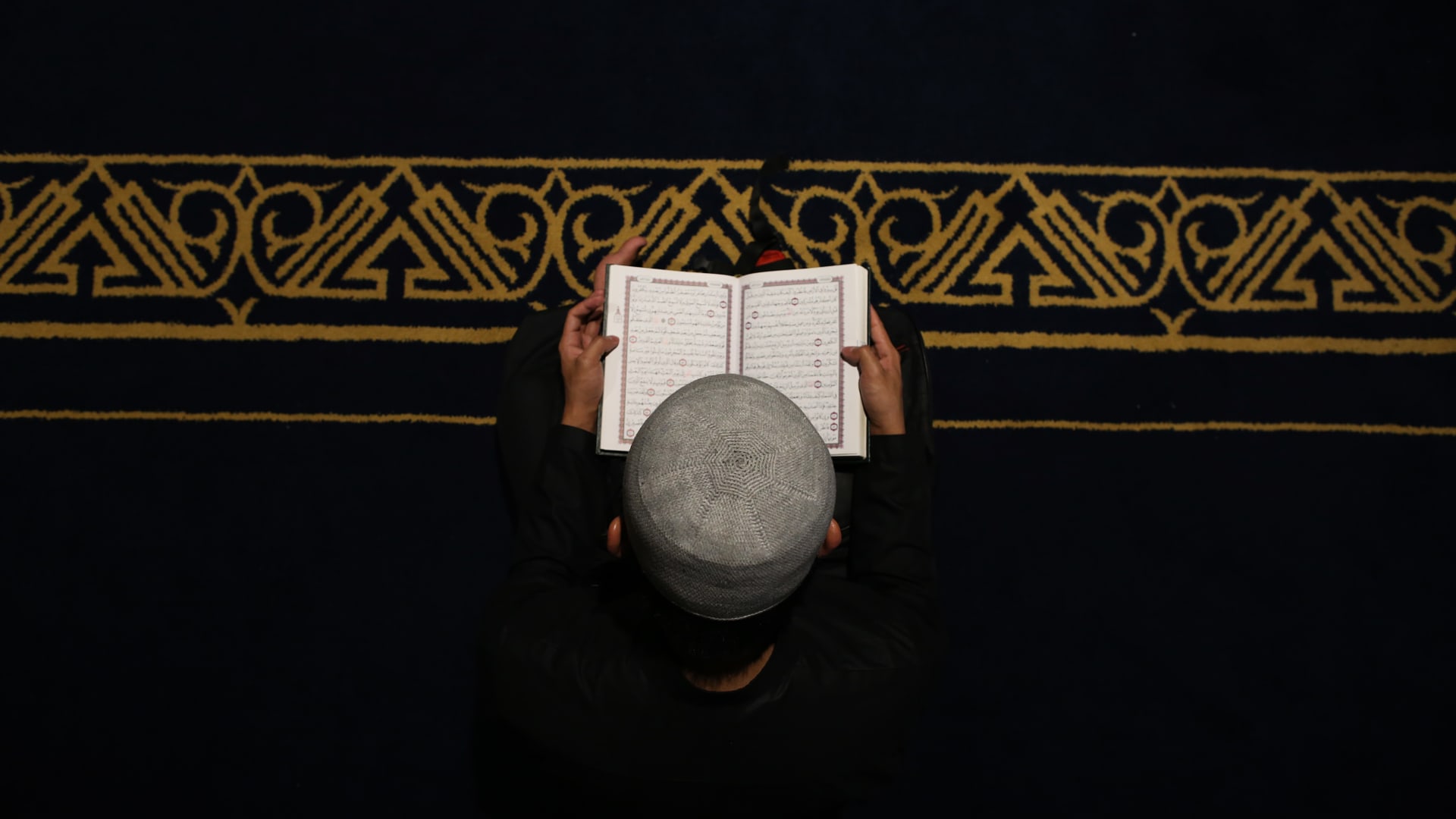 صورة ارشيفية تعبيرية لشخص يقرأ القرآن 