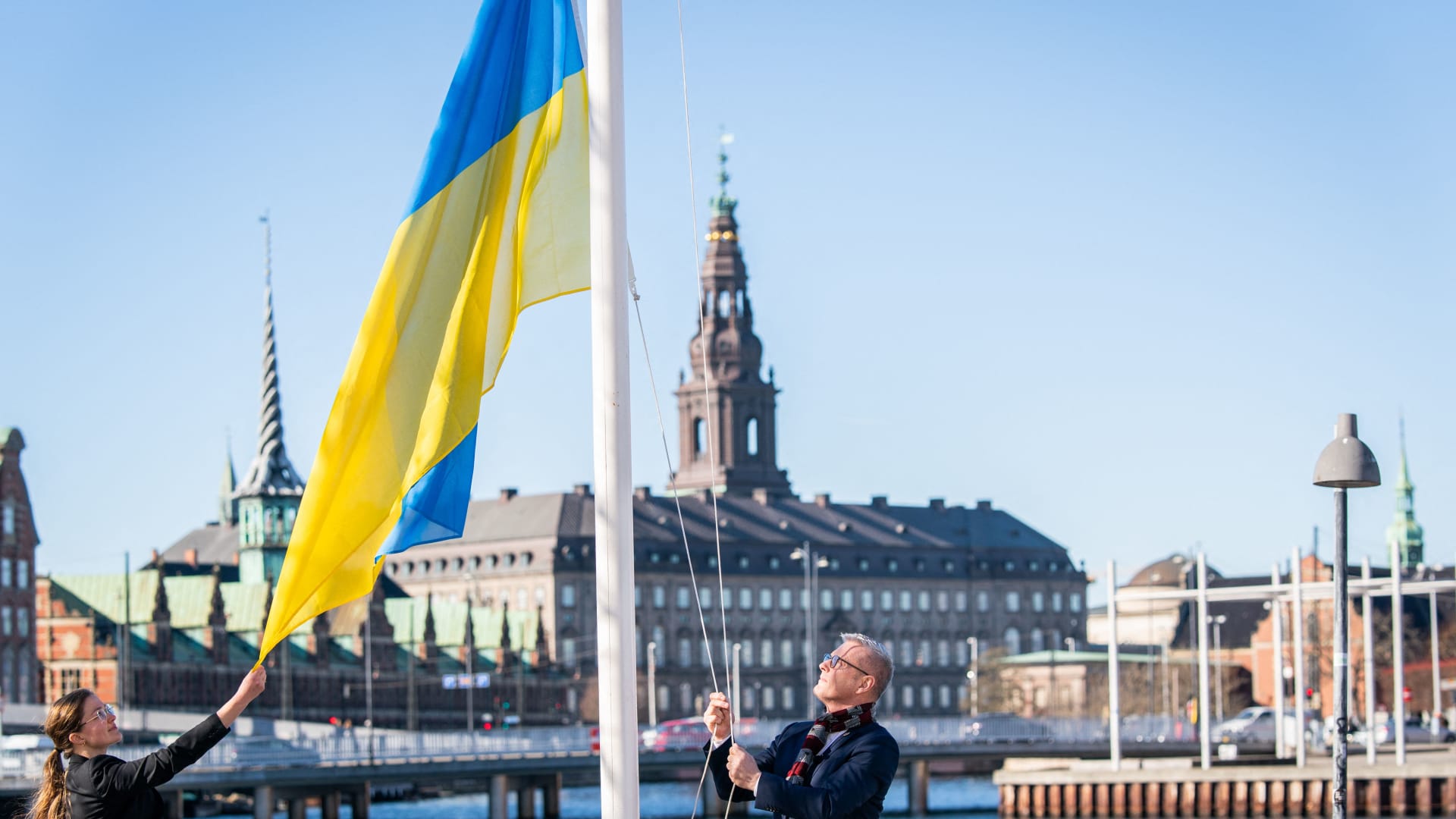 رفع علم أوكرانيا أمام وزارة الخارجية الدنماركية 